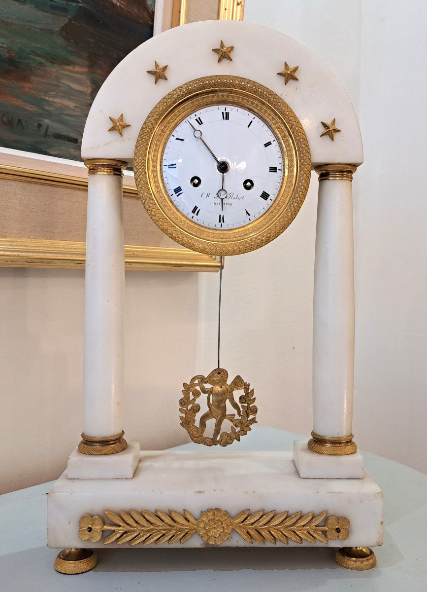 Pendule Portique Aux Etoiles en marbre blanc et bronze doré - Epoque Directoire