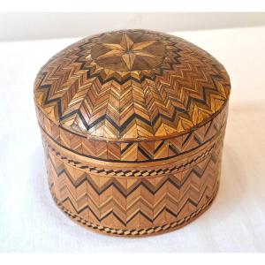 18th Century Large Round Box In Straw Marquetry 