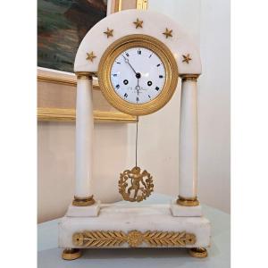 Pendule Portique Aux Etoiles en marbre blanc et bronze doré - Epoque Directoire