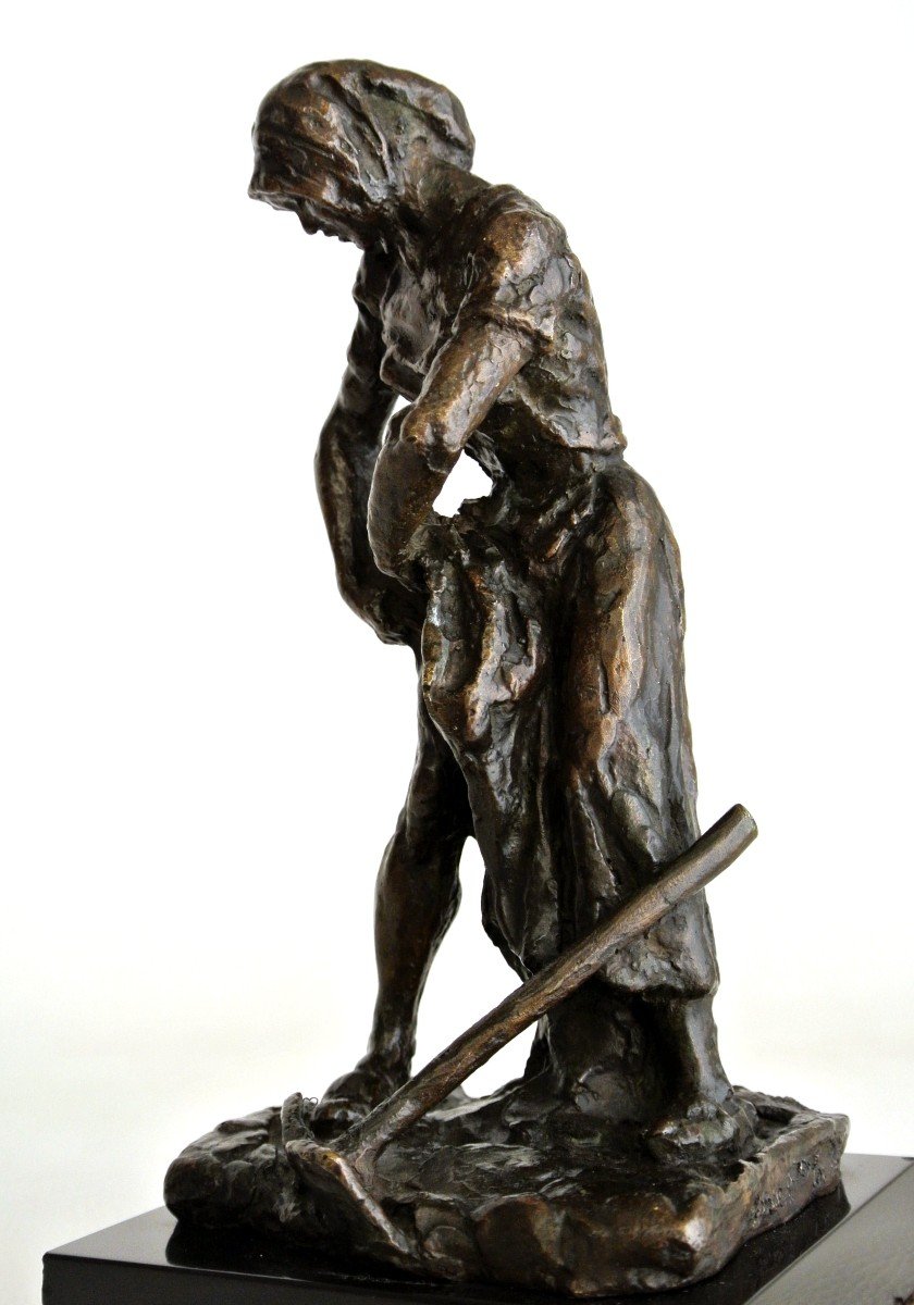 "Paysanne remontant son bas" Statuette signée Gaston Broquet-photo-3