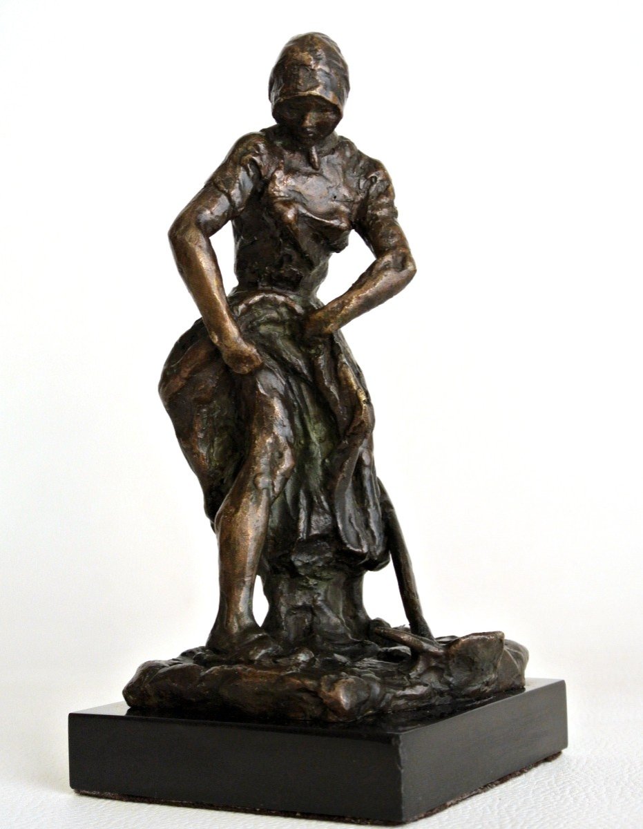 "Paysanne remontant son bas" Statuette signée Gaston Broquet-photo-2