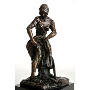 "Paysanne remontant son bas" Statuette signée Gaston Broquet