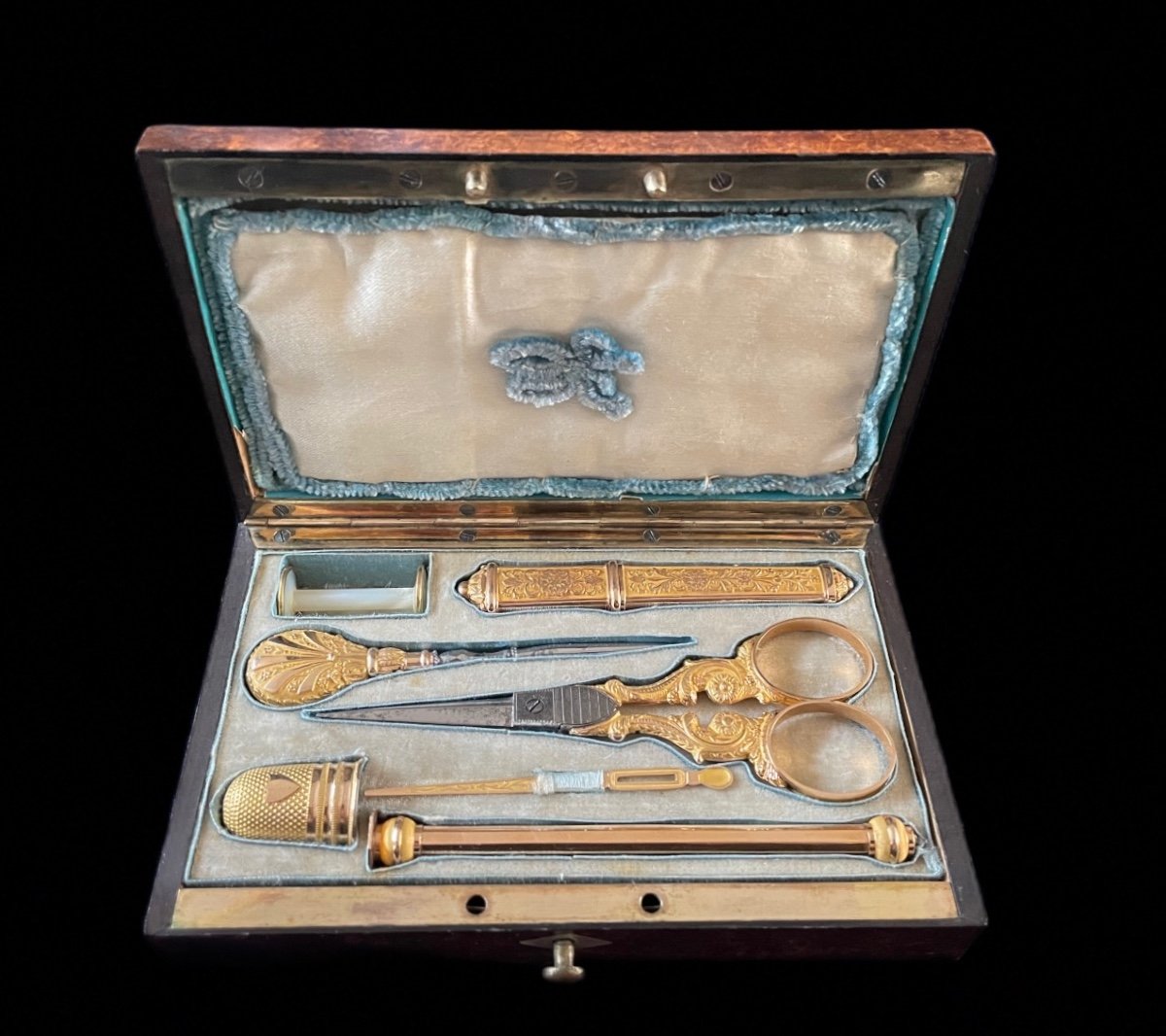 Coffret De Couture Aux Accessoires En Or, Paris, époque Restauration