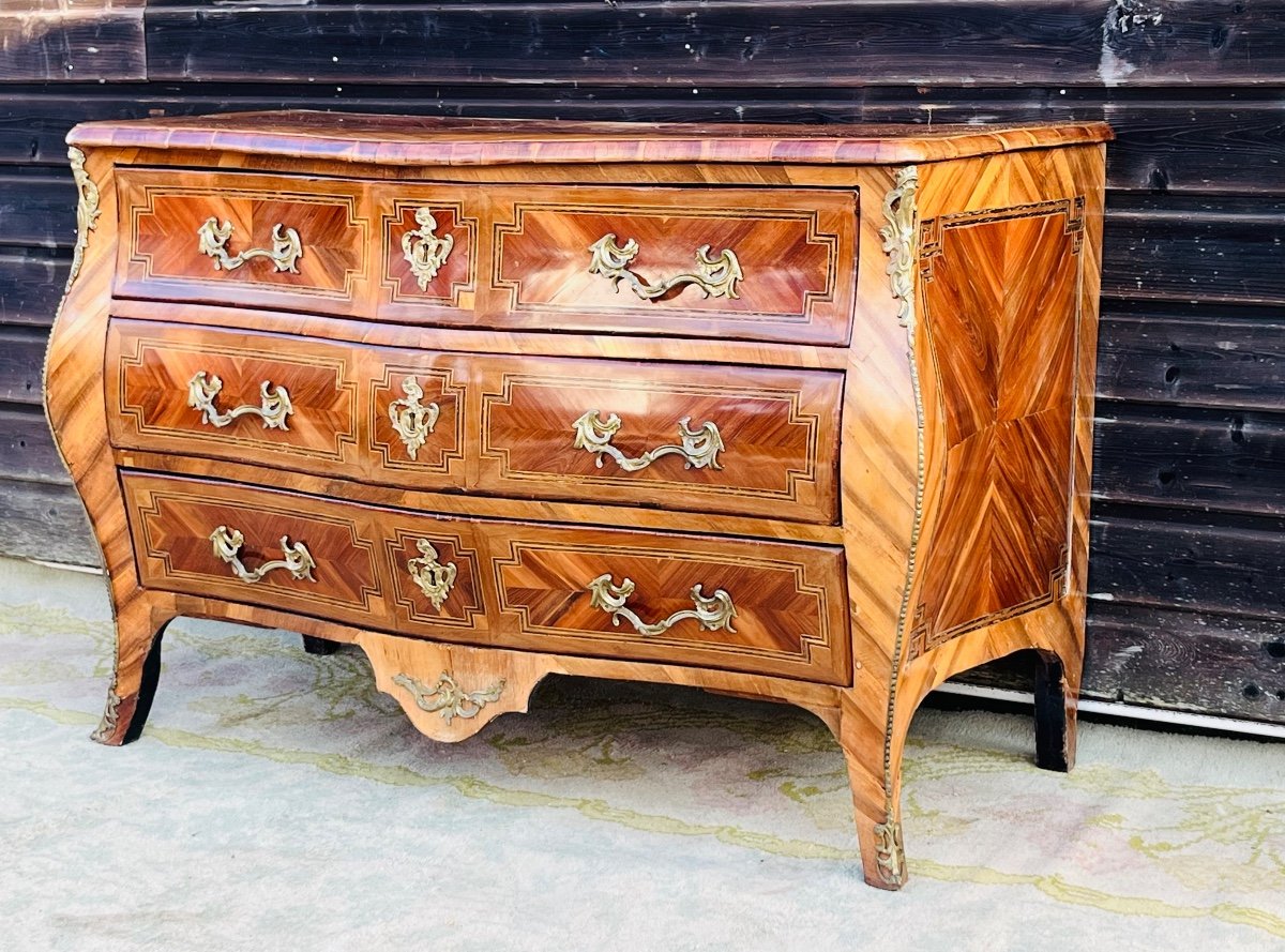 Commode galbée en marqueterie d’époque louis XV