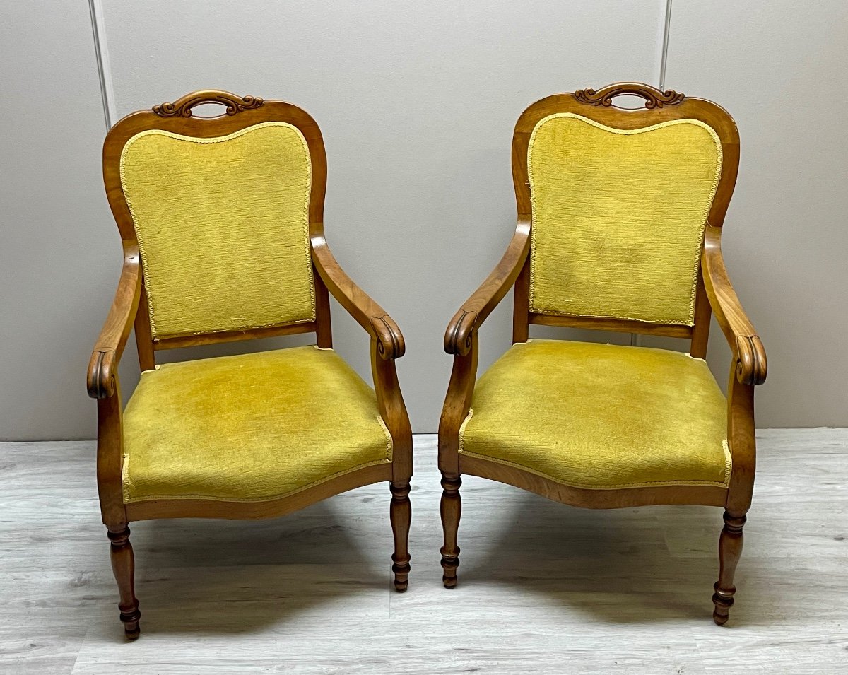 paire de fauteuils en merisier d’époque restauration