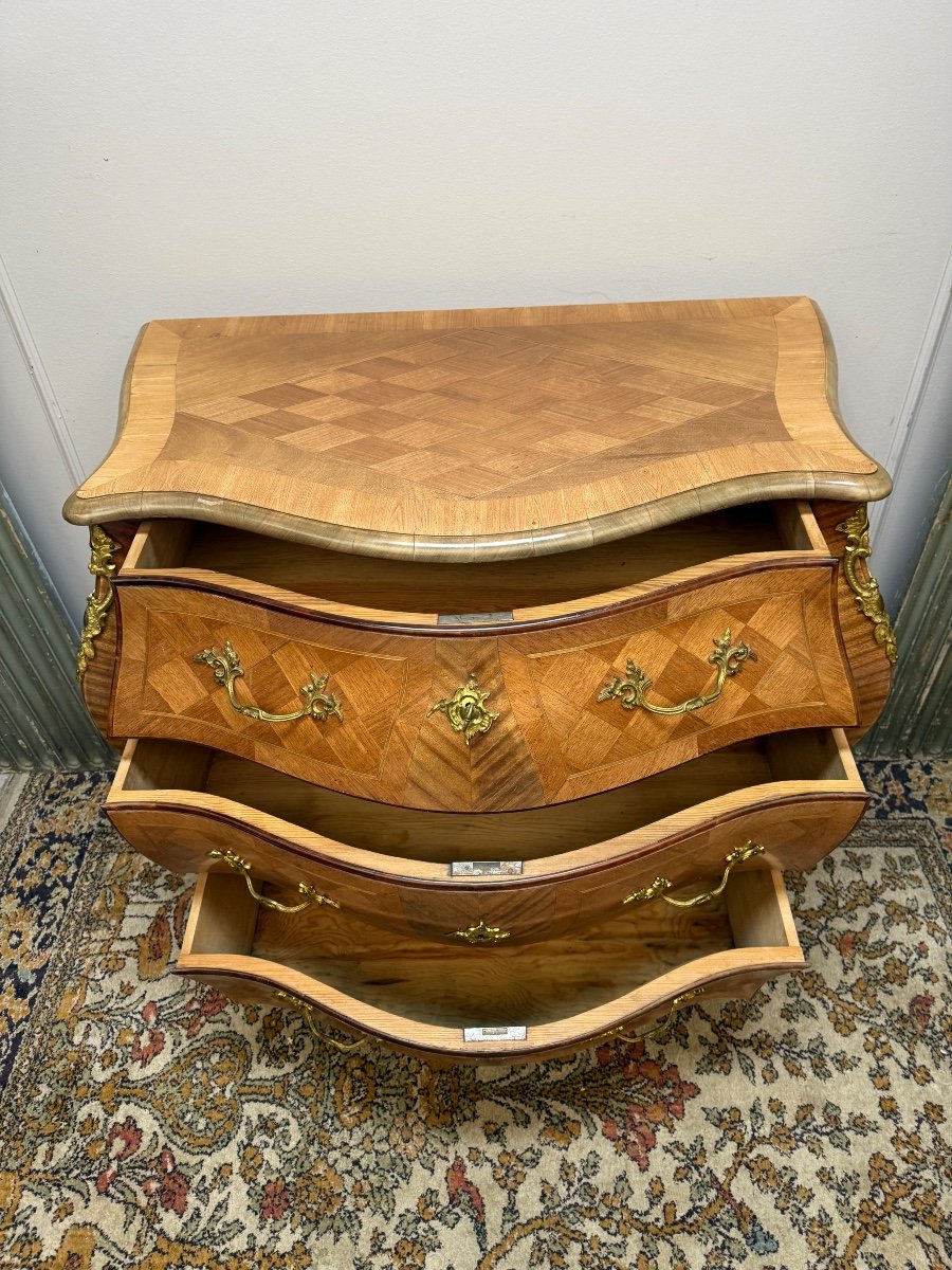 Commode Galbée De Style Louis XV Estampillée -photo-1