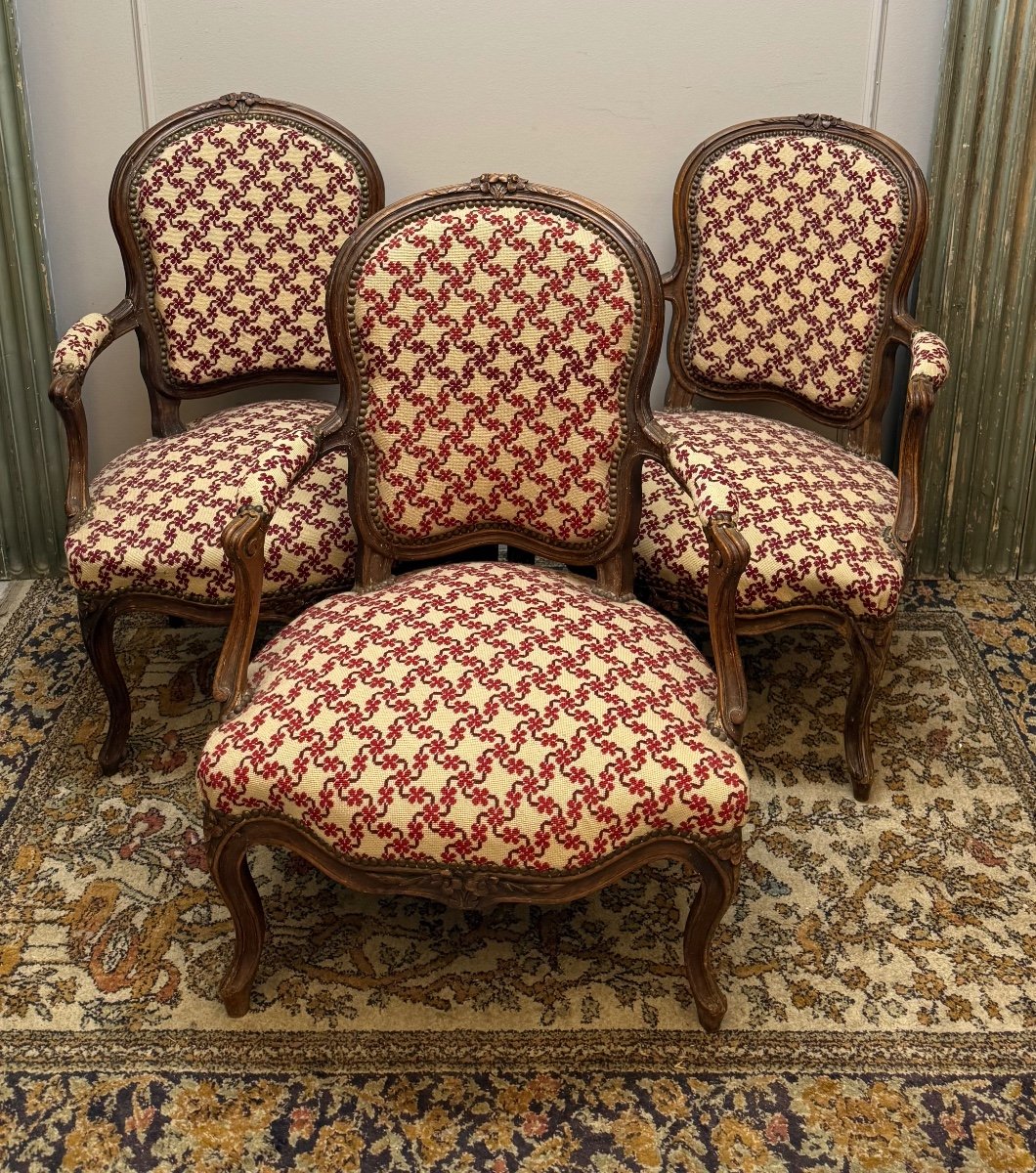 Suite De Trois Fauteuils D’époque Louis XV En Noyer -photo-2