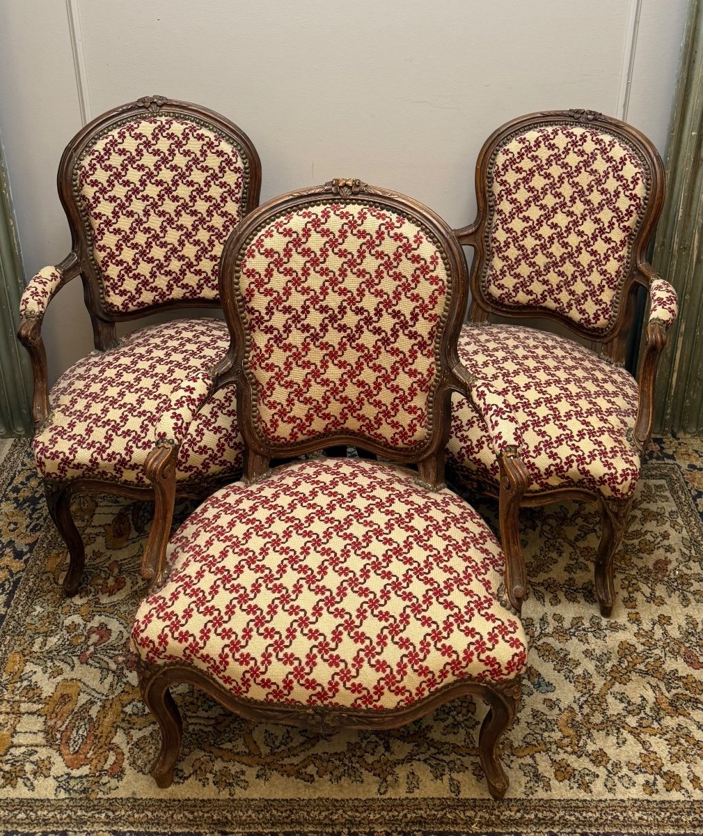 Suite De Trois Fauteuils D’époque Louis XV En Noyer -photo-3