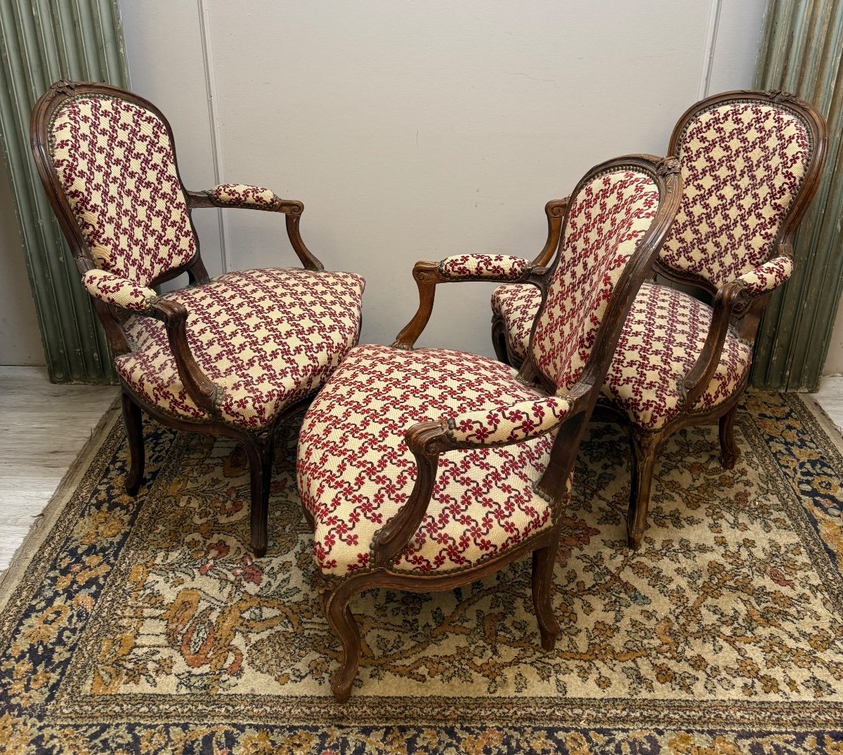 Suite De Trois Fauteuils D’époque Louis XV En Noyer -photo-4