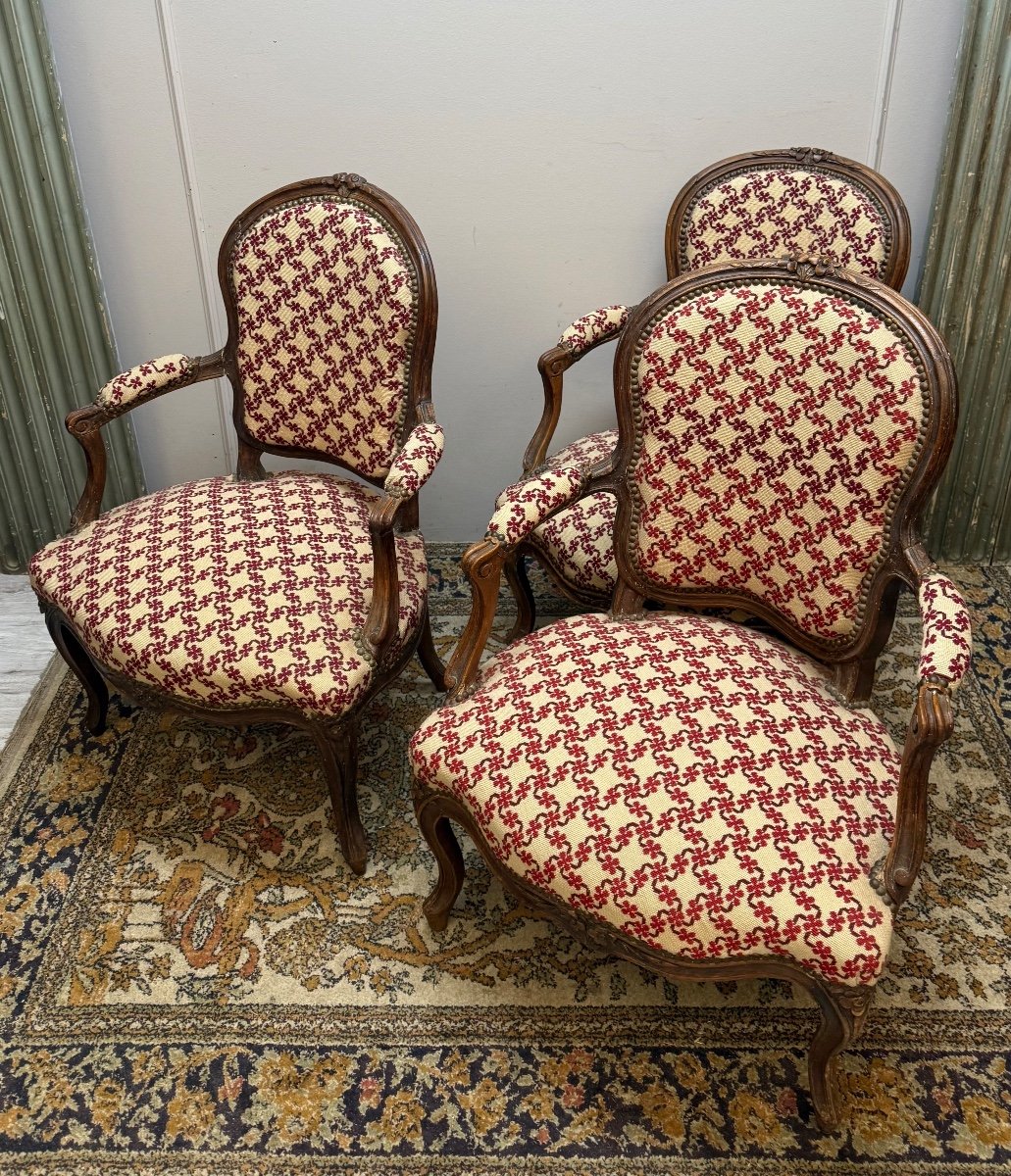 Suite De Trois Fauteuils D’époque Louis XV En Noyer -photo-5