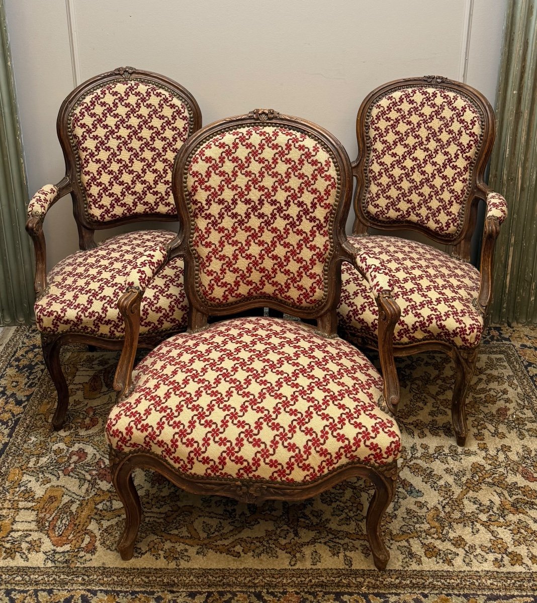 Suite De Trois Fauteuils D’époque Louis XV En Noyer 