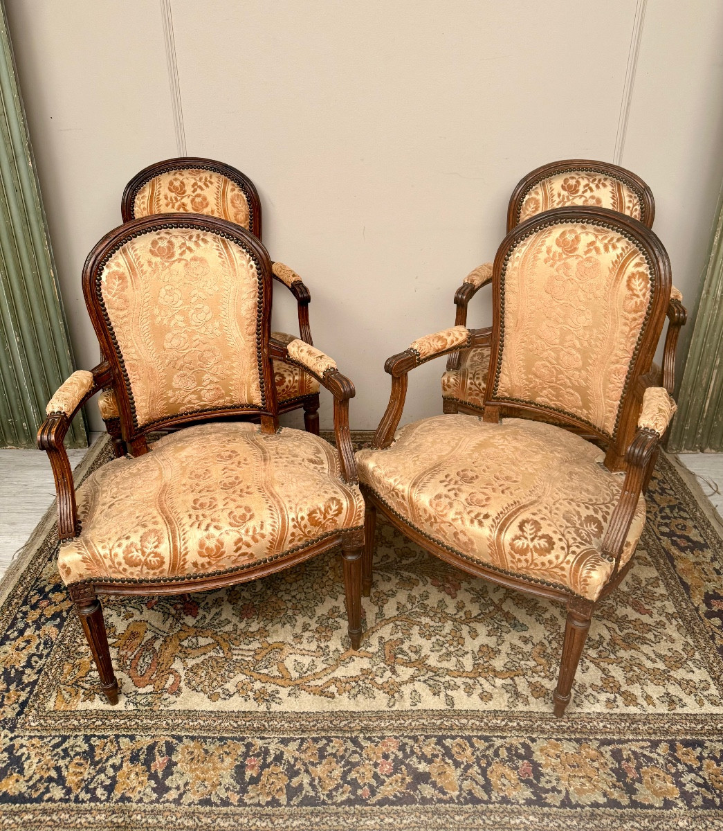 Suite De Quatre Fauteuils D’époque Louis XVI En Noyer 