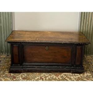 Cassonne Chest In Walnut, Northern Italy, 17th Century 