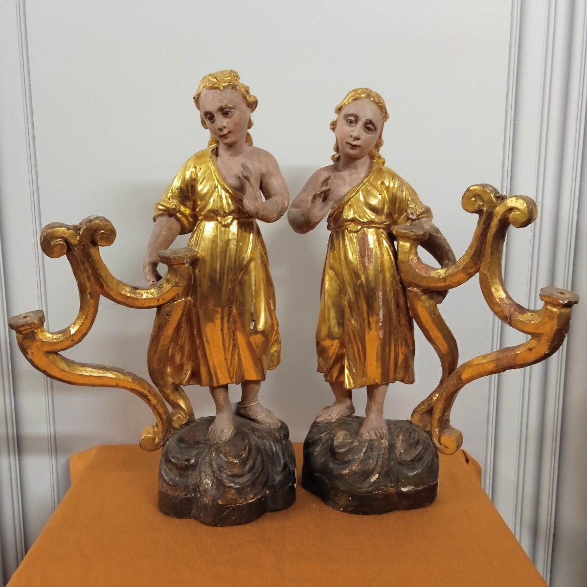 2 Anges Tenant Un élément En  Forme De Lyre   Porte Lumière  époque XVII