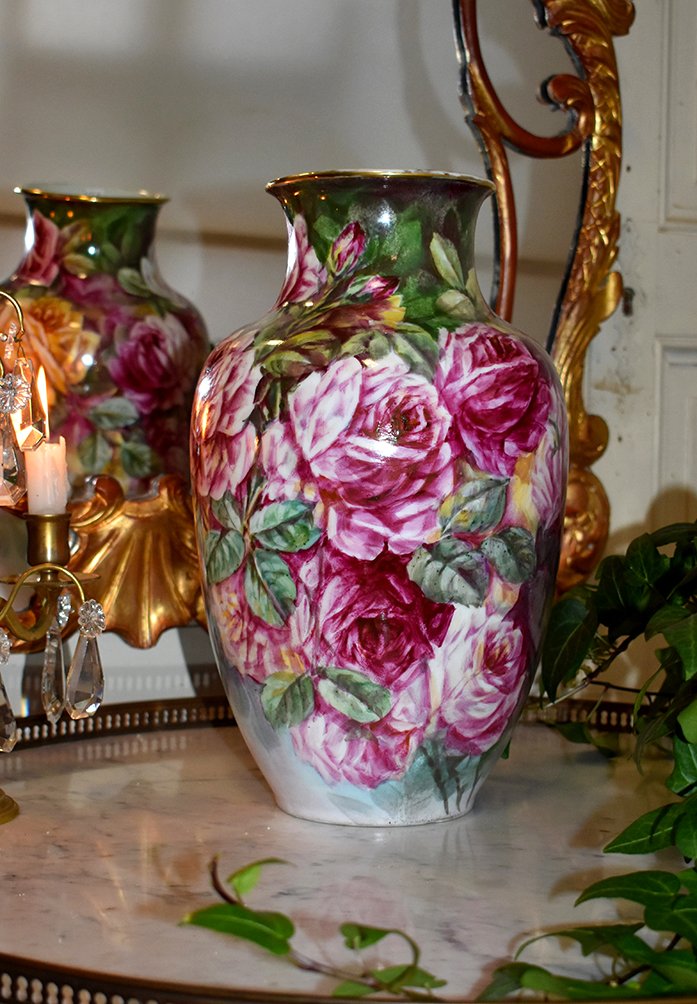 Vase En Porcelaine De Limoges, Décor De Roses, Mavaleix Et Granger ( Période 1920-1938)