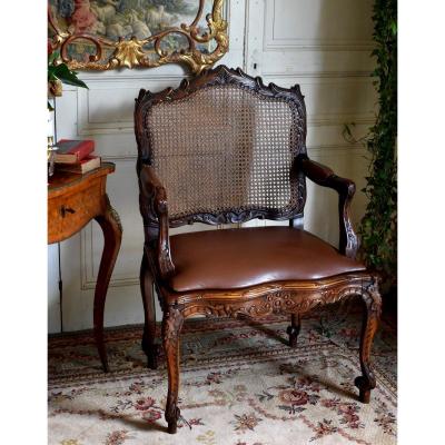 d'Après Modèle Du Musée Condé à Chantilly, Large Fauteuil Canné  De Style Louis XV, Fauteuil de Bureau , Dossier à La Reine