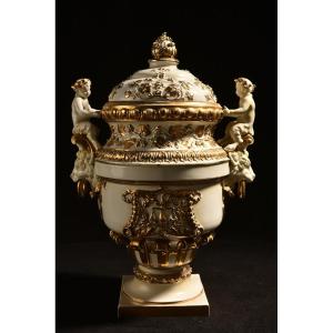 Imposing Medicine Pot In White And Golden Porcelain. 1850.