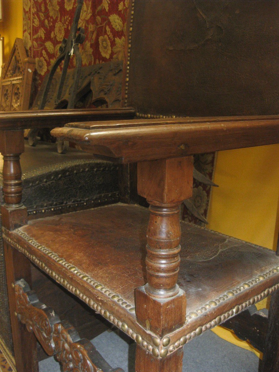 17th Century Spanish Walnut And Leather Armchair.-photo-2