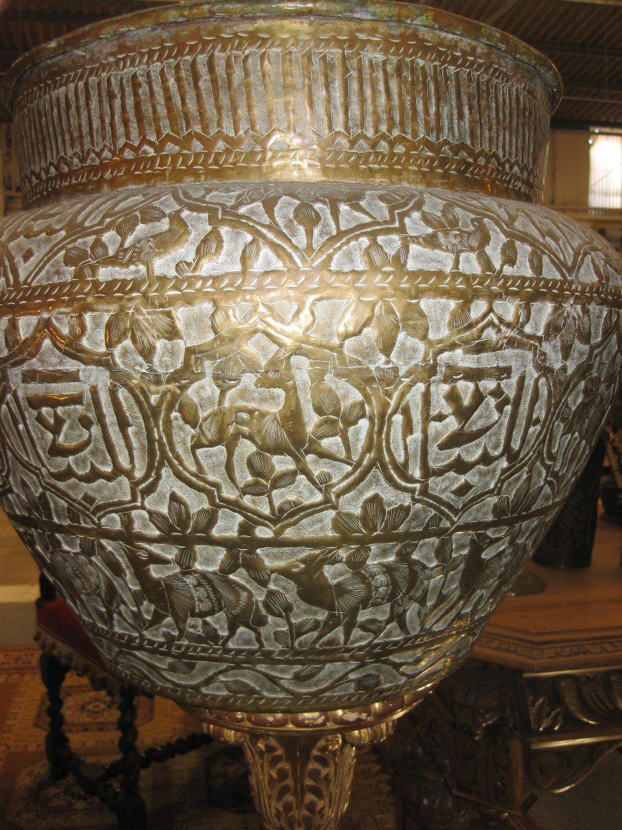 Large Qajar Basin In Brass XIX°.-photo-2