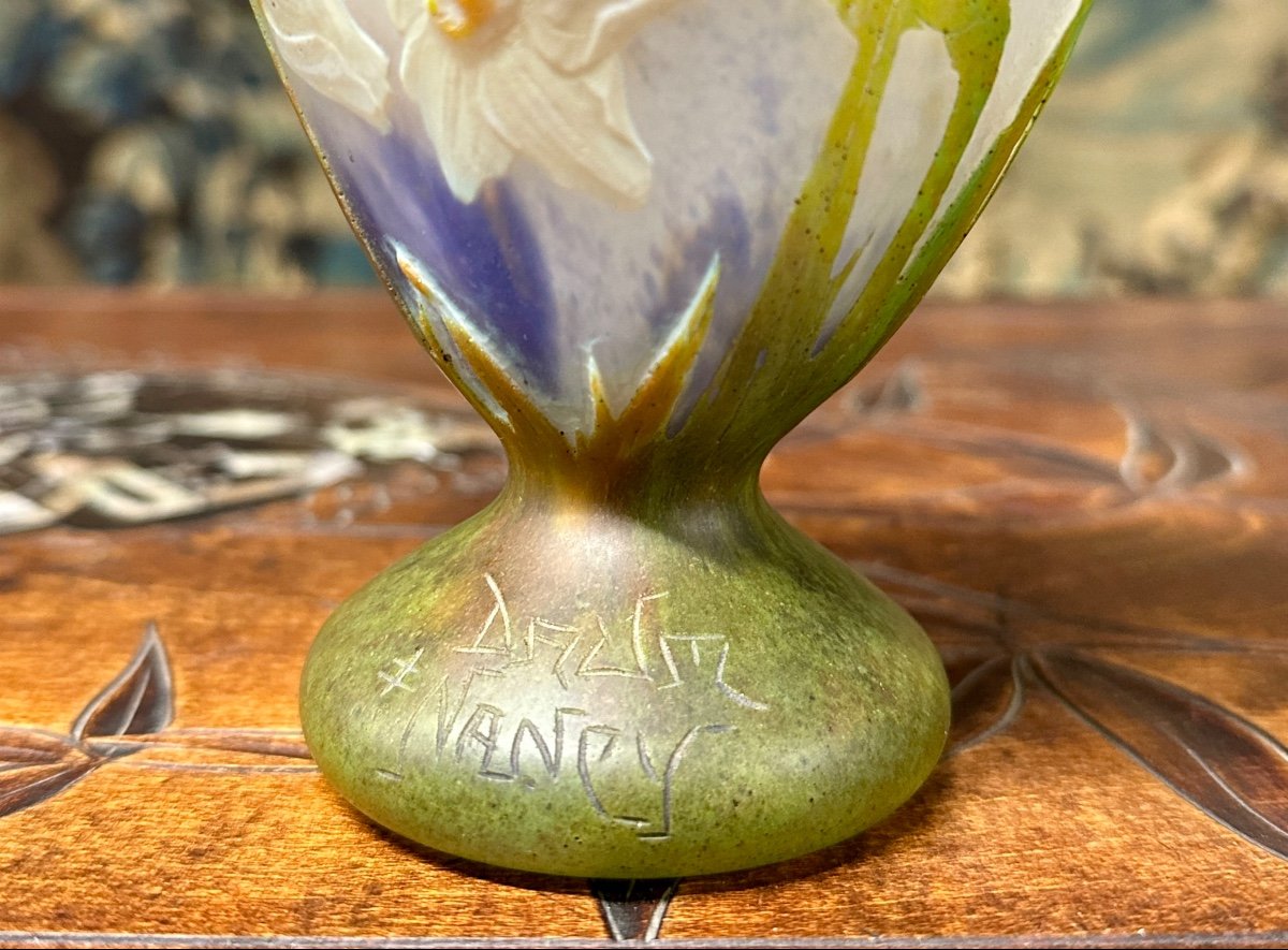 Daum Nancy - Vase Aux Narcisse En Plaquettes, De Forme Asymétrique,  Pâte De Verre Art Nouveau-photo-1