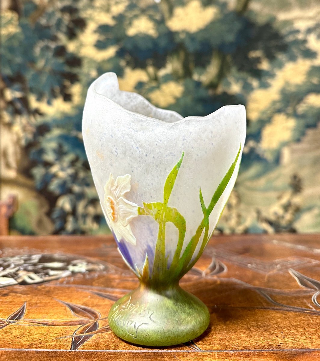 Daum Nancy - Vase Aux Narcisse En Plaquettes, De Forme Asymétrique,  Pâte De Verre Art Nouveau