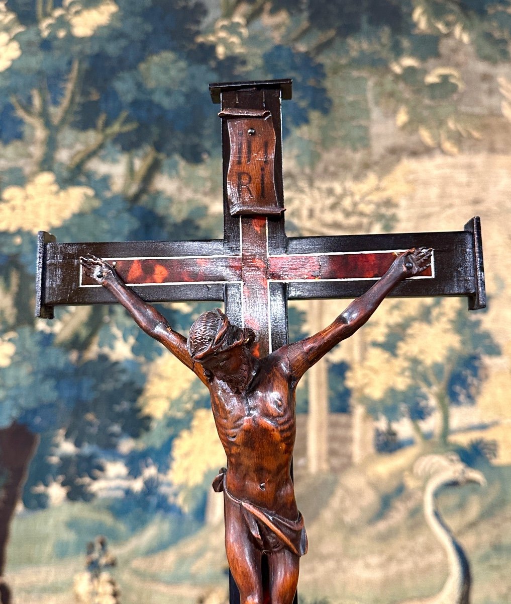 Crucifix In Boxwood And Tortoise Shell. Flemish Work From The 18th Century. Christ On The Cross-photo-1