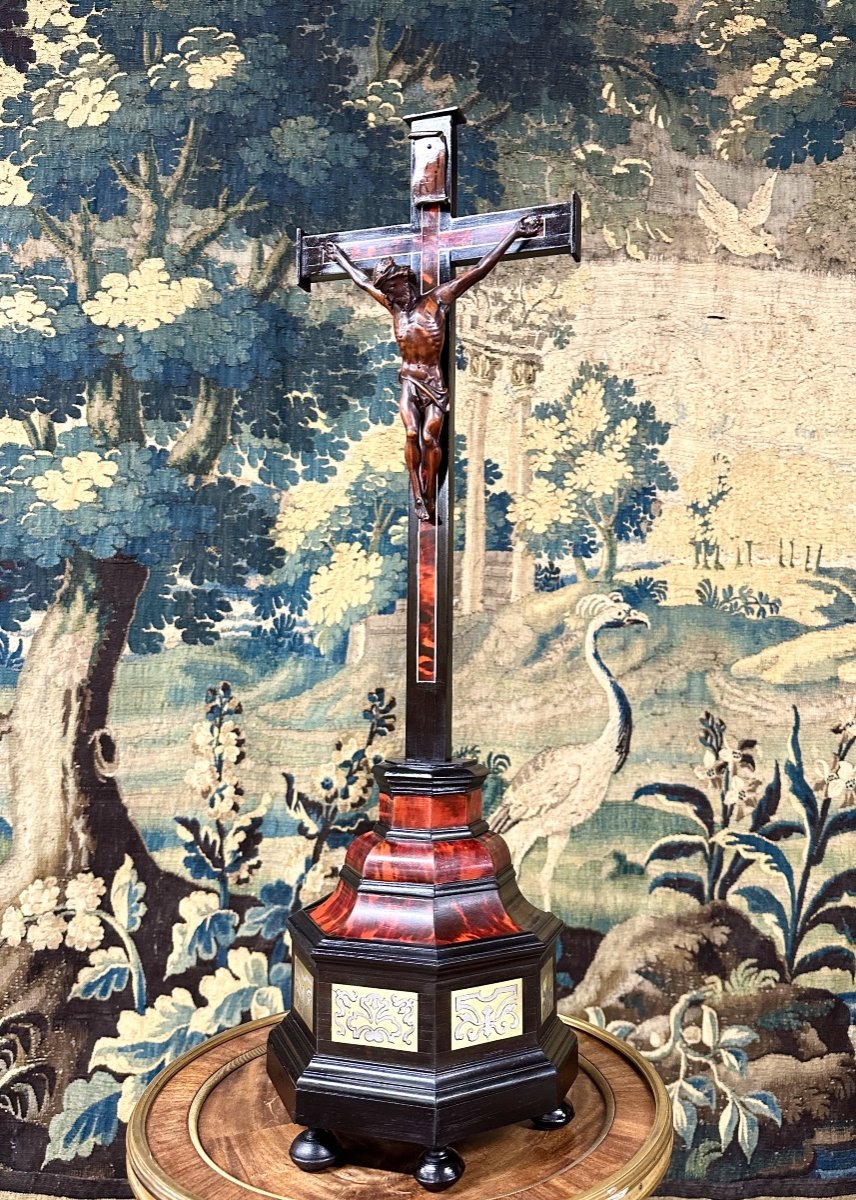 Crucifix In Boxwood And Tortoise Shell. Flemish Work From The 18th Century. Christ On The Cross