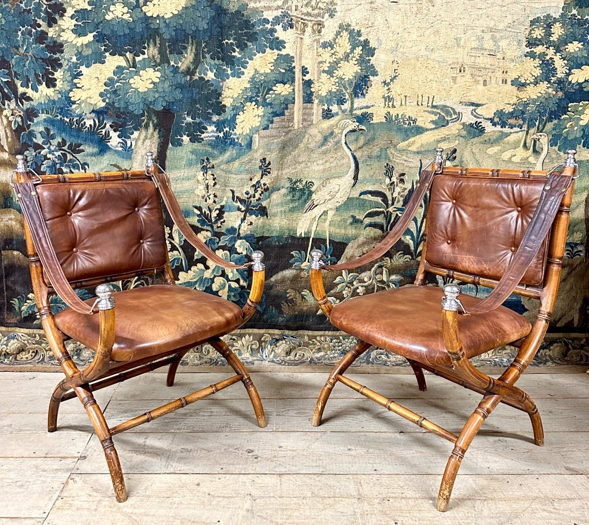 Paire De Fauteuils Années 70 En Bois Imitant Le Bambou Et Cuir. Travail Moderne Vers 1970