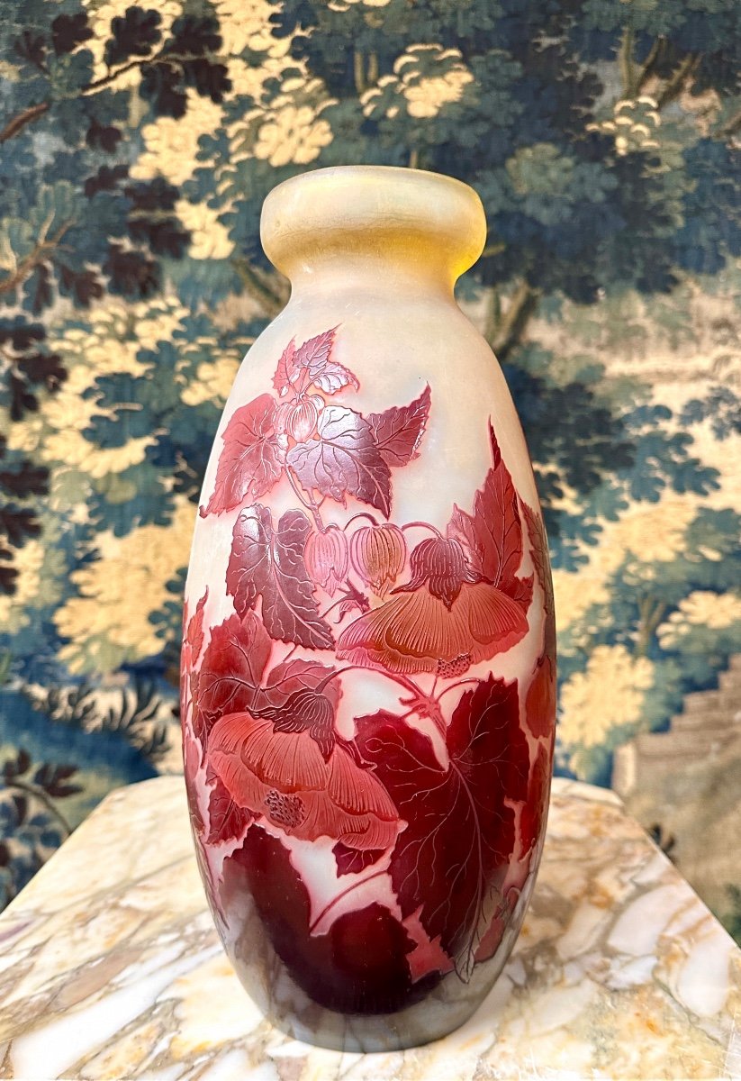 émile Gallé - Vase Aux Abutilons Rouges En Verre Multicouche. Pâte De Verre Art Nouveau