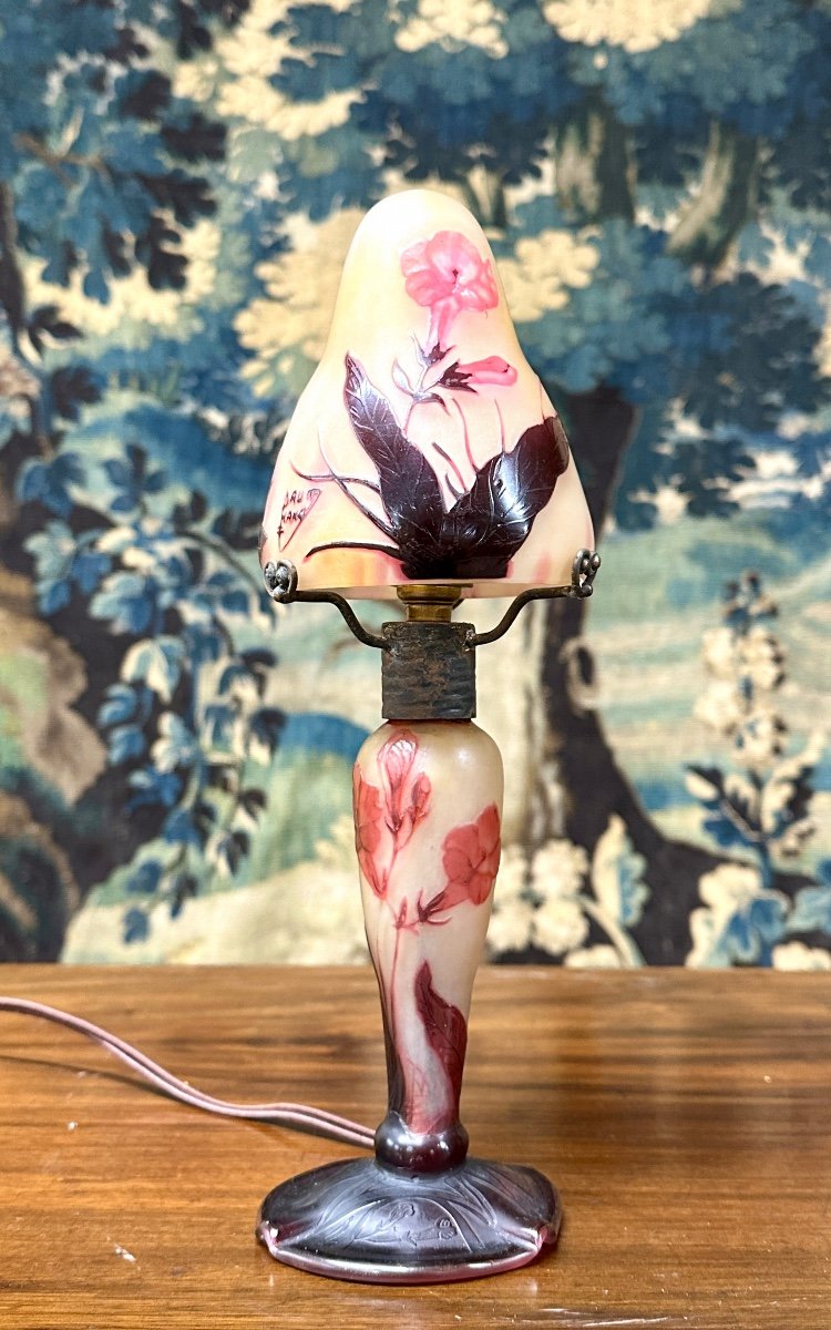 Daum Nancy - Small Lamp Or Night Light With Pink Tobacco Flowers. Art Nouveau Glass Paste