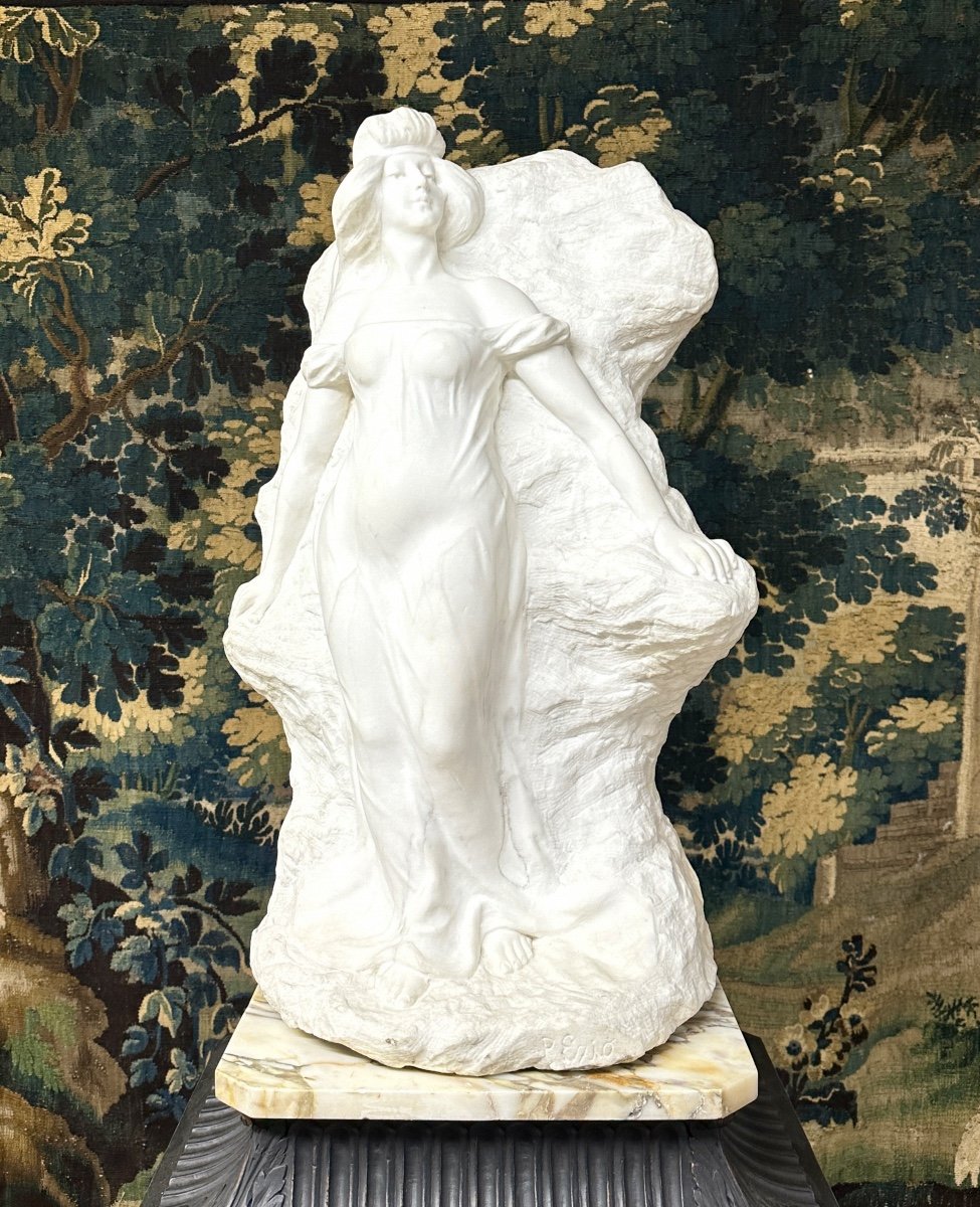 Statue En Marbre De Carrare D’une Femme élégante à La Longue Robe, Sculpture Art Nouveau