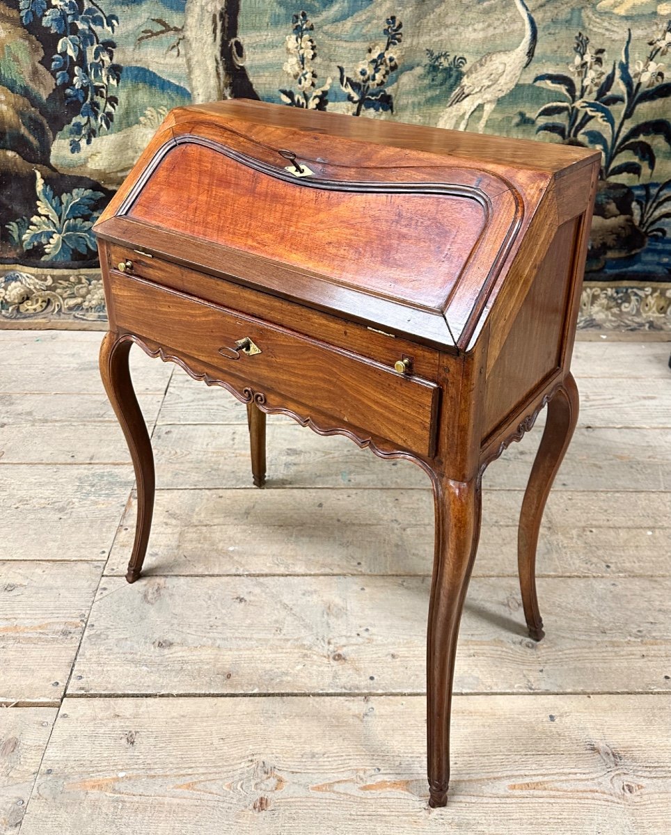 Petit Bureau Dos D’âne En Acajou, Travail De Port XVIIIeme Siècle. époque Louis XV. 