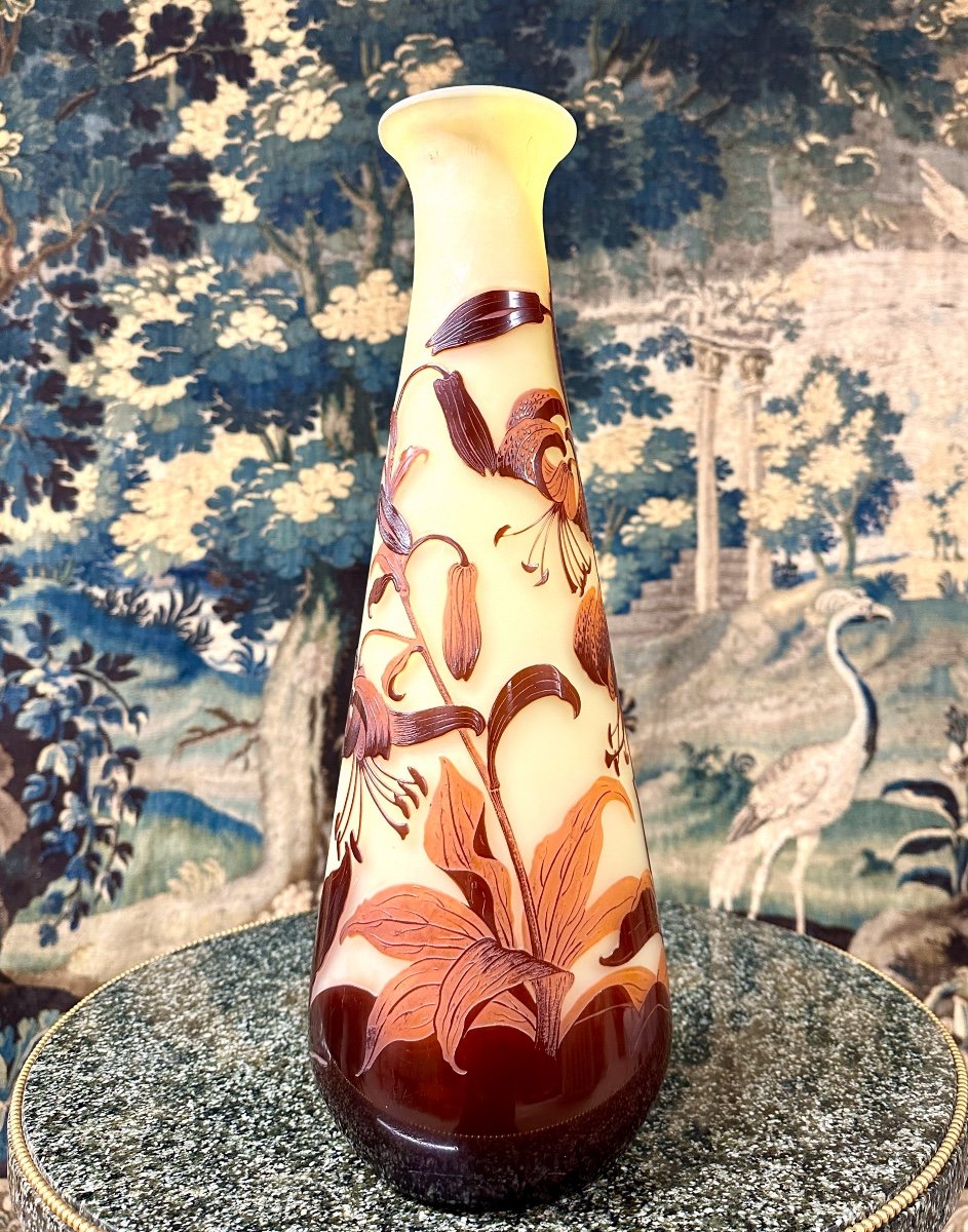 Emile Gallé - Grand Vase De 52 Cm Aux Lys, Pate De Verre Art Nouveau