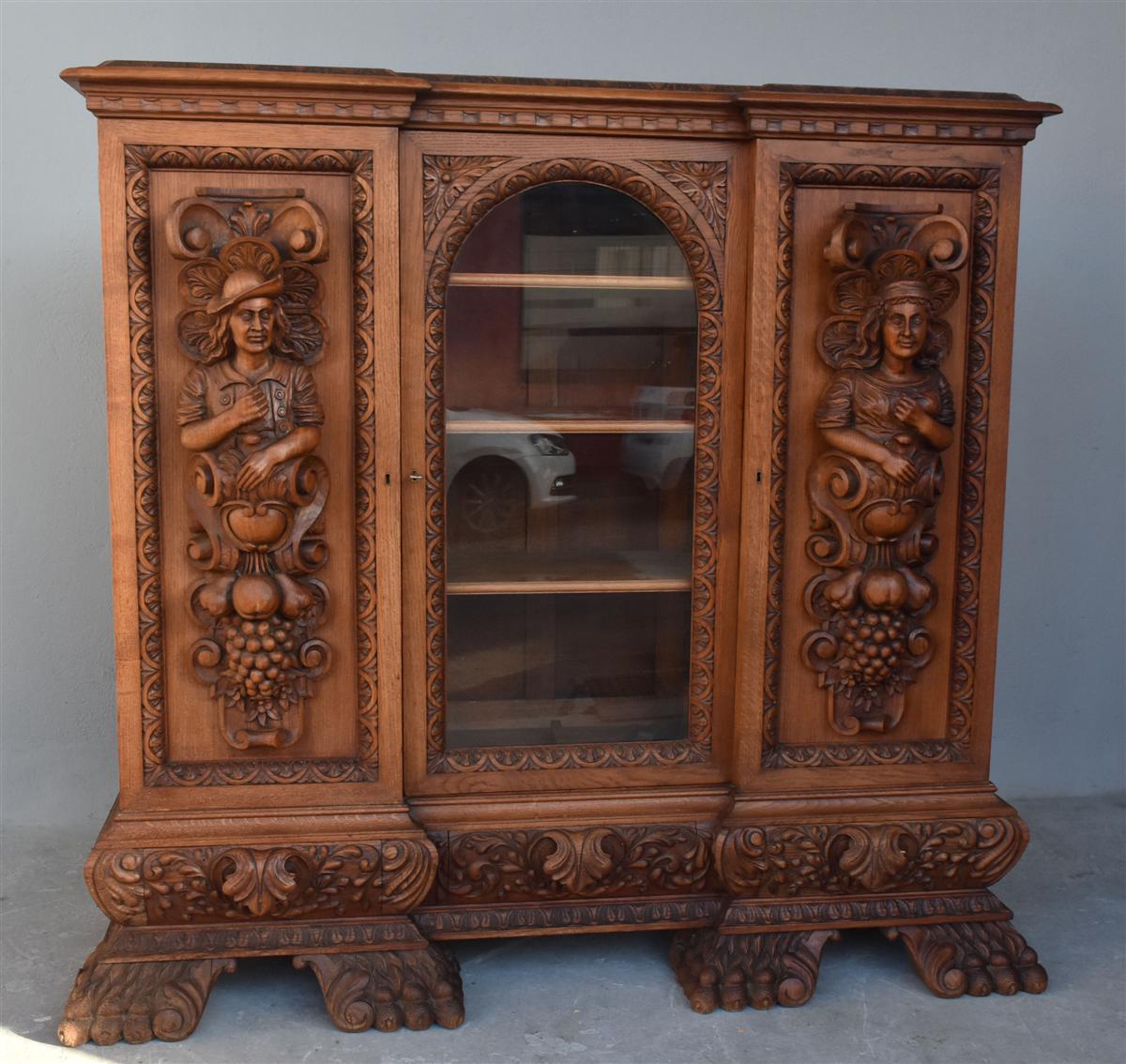 Showcase Hutch With Renaissance Carved Characters-photo-1
