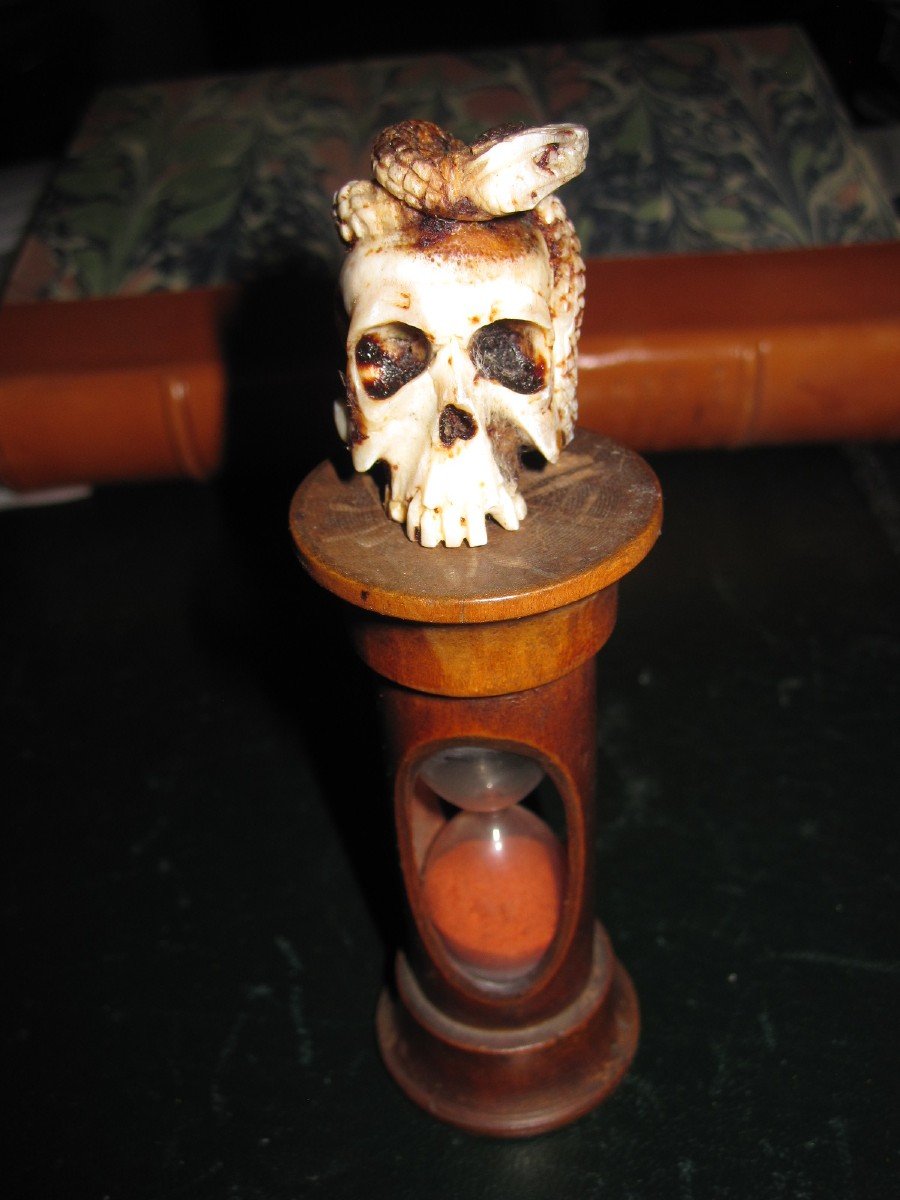 Memento Mori. Petit Sablier En Bois Et Crâne En Os Sculpté. XIXème siècle-photo-4