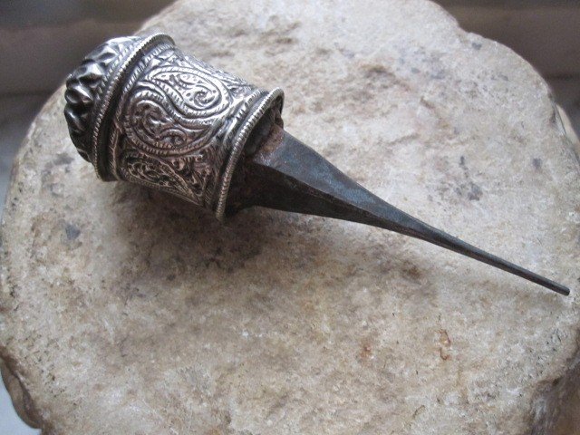 Curious Tool: The Awl Used By Syrian And Turkish Carpet Weavers-photo-1