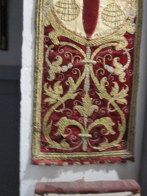 Velvet And Silk Fabric Embroidered With The Cross And Shells Of The Apostle Santiago. XVI Century-photo-6