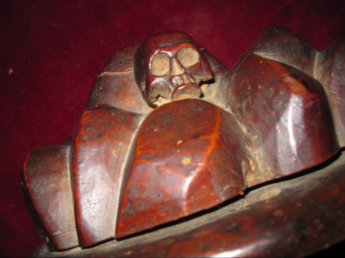 Memento Mori. Calvary Foot Carved In Walnut. 16th Century-photo-1