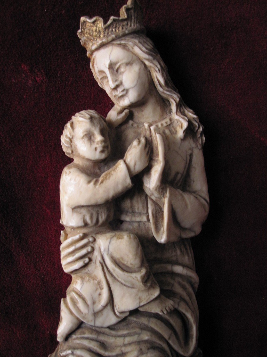 Vierge à l'Enfant Sculptée En Os. XIXème Siècle Dans Le Goût Des Vierges De l'époque Gothique-photo-2