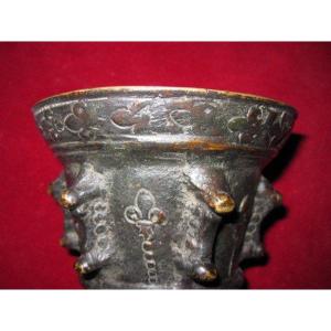 Petit Mortier En Bronze à Décor De Côtes Et Fleurs De Lys. Travail Français S. XVI