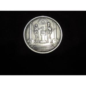Rare Médaille Maçonnique En Argent. Memento Mori. Revers Avec Pélican Et Autres Symboles