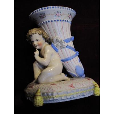 Bouquetière Avec Cupidon. Porcelaine Du 19ème Siècle