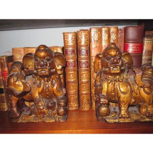 Paire De Lions Fu. Sculpté En Bois Doré. XVIIIe Siècle Chinois