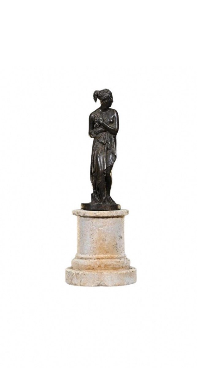 Sculpture Représentant Une Statue De Vénus Drapé, XXIème Siècle.