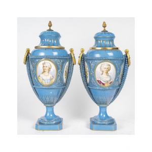 Paire De Vases Couverts En Porcelaine De Sèvres, XIXème Siècle, époque Napoléon III.