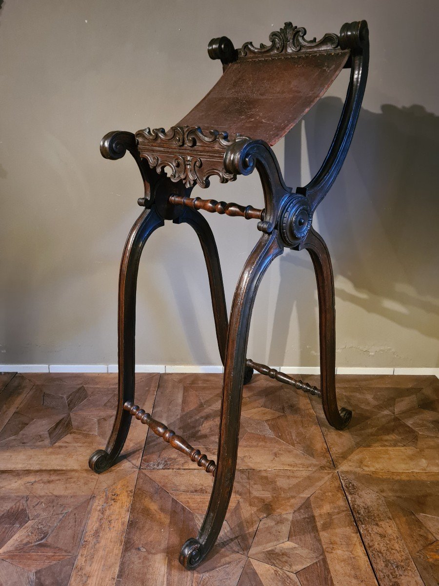 Walnut Lectern In First Patina And Textured Leather, 17th Century Toscany