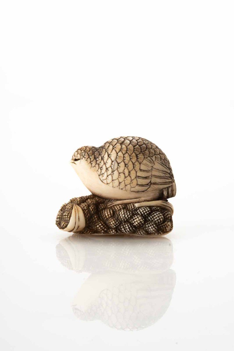 Netsuke En Ivoire Représentant Une Caille Sur Du Millet,