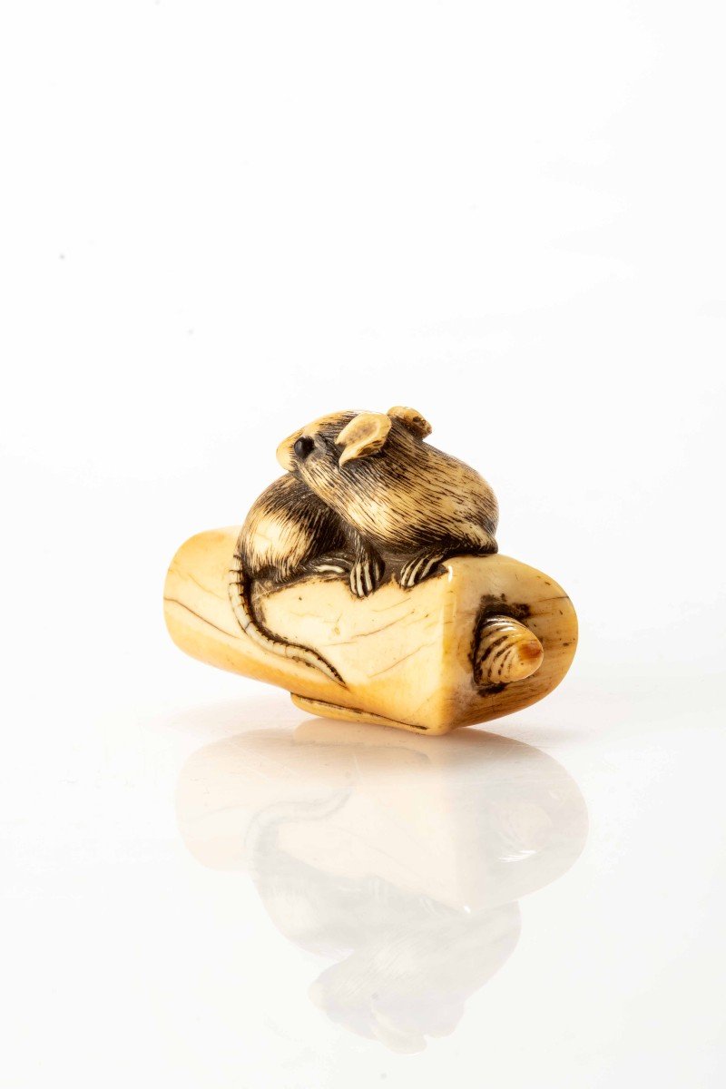 Netsuke En Ivoire Figurant Une Souris Accroupie Sur Une Bougie Renversée-photo-2