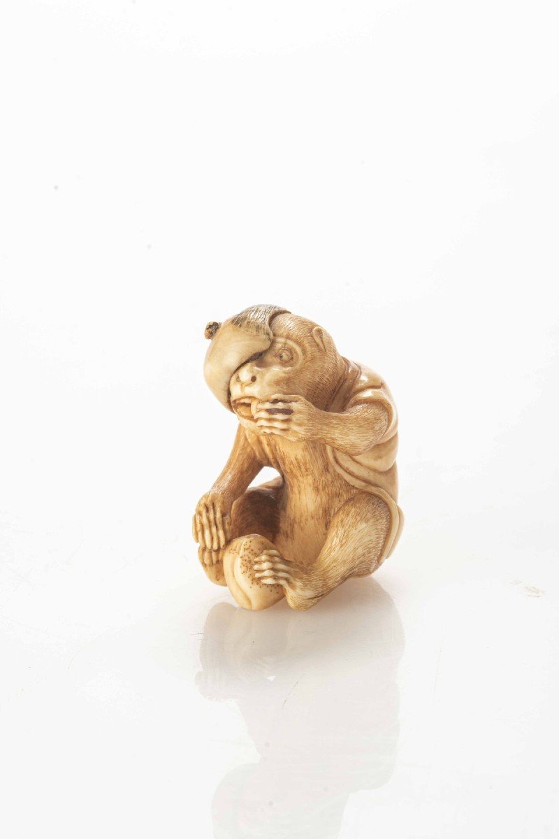 Netsuke En Ivoire Capturant Un Singe Mangeant Un Fruit-photo-2