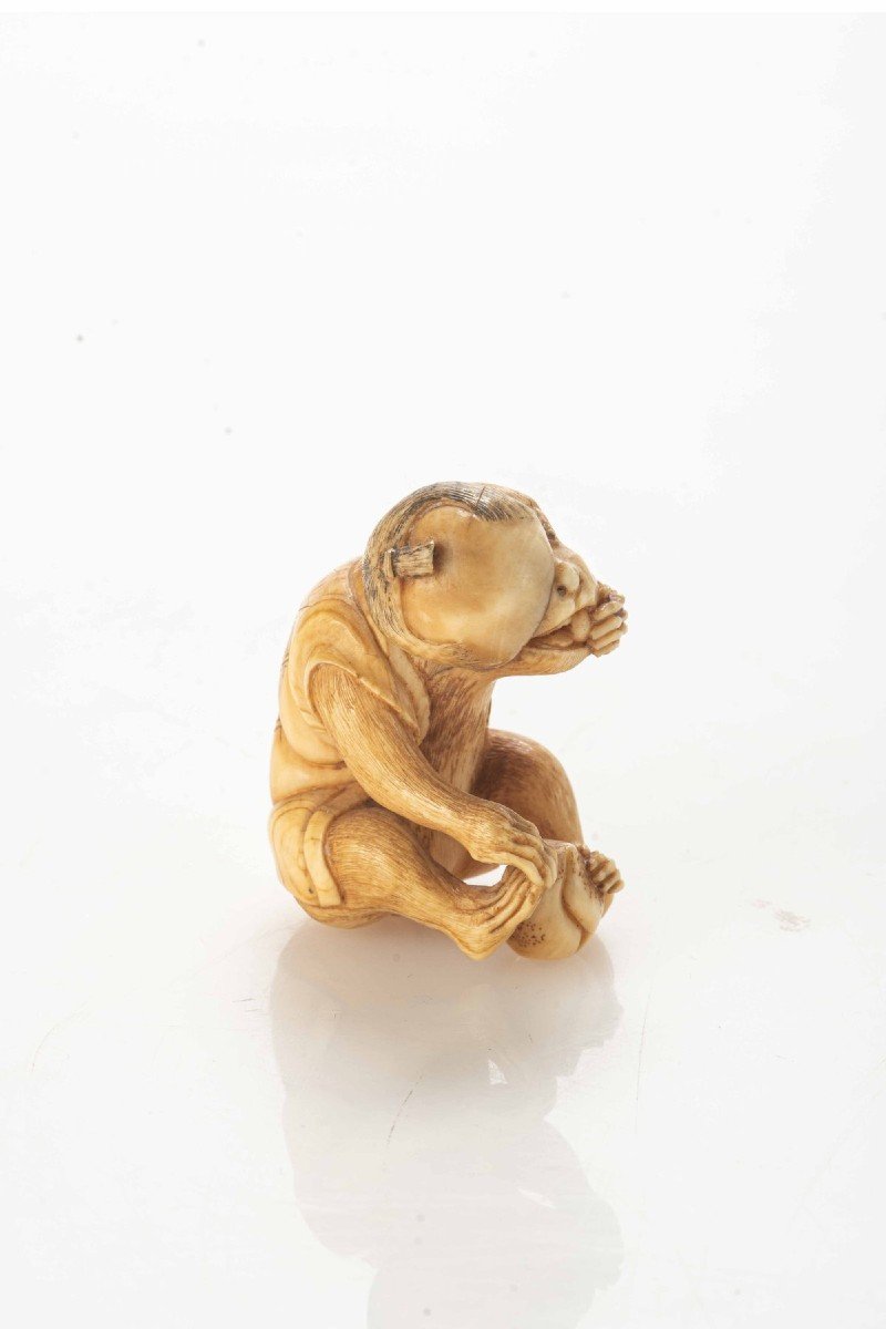 Netsuke En Ivoire Capturant Un Singe Mangeant Un Fruit-photo-1